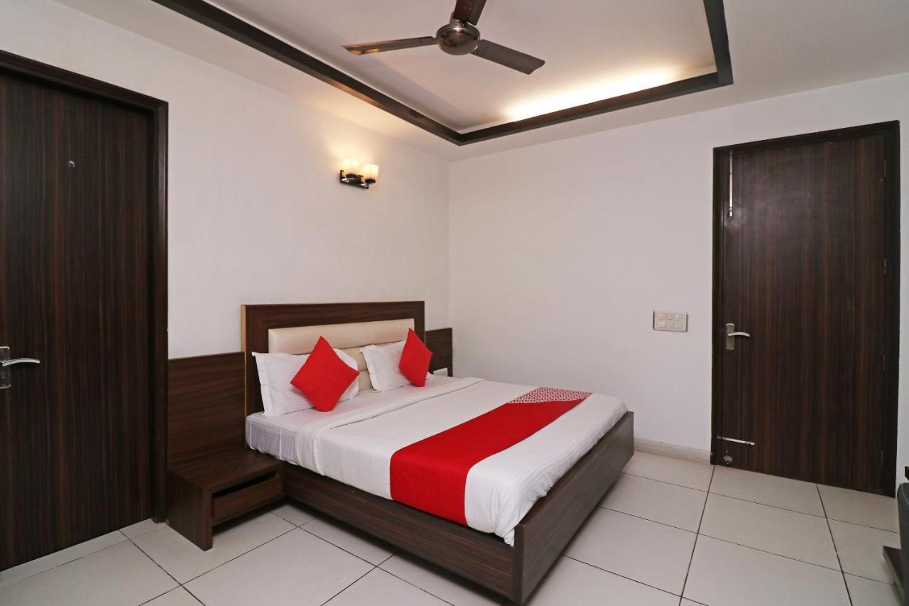 Wonderland Inn Near Aravali Biodiversity Park Gurgáon Kültér fotó