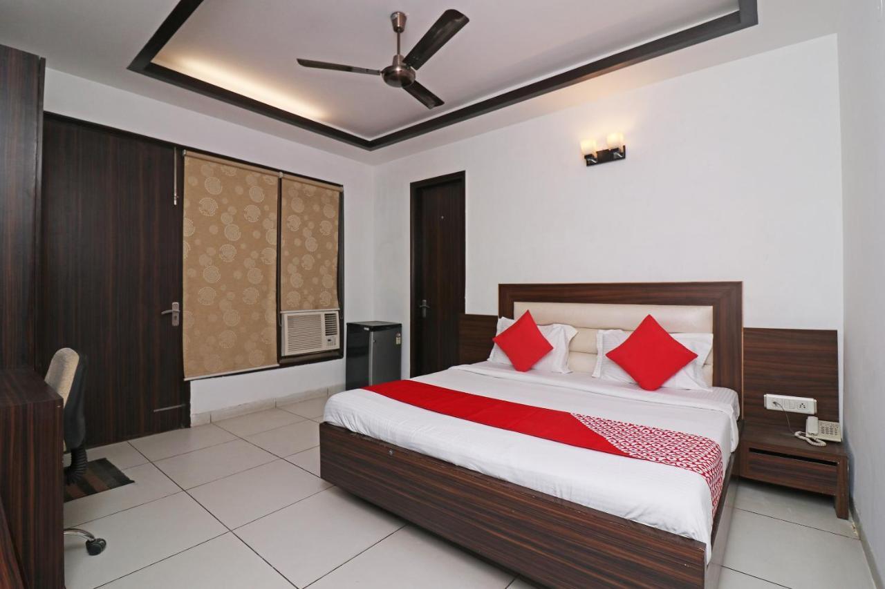 Wonderland Inn Near Aravali Biodiversity Park Gurgáon Kültér fotó