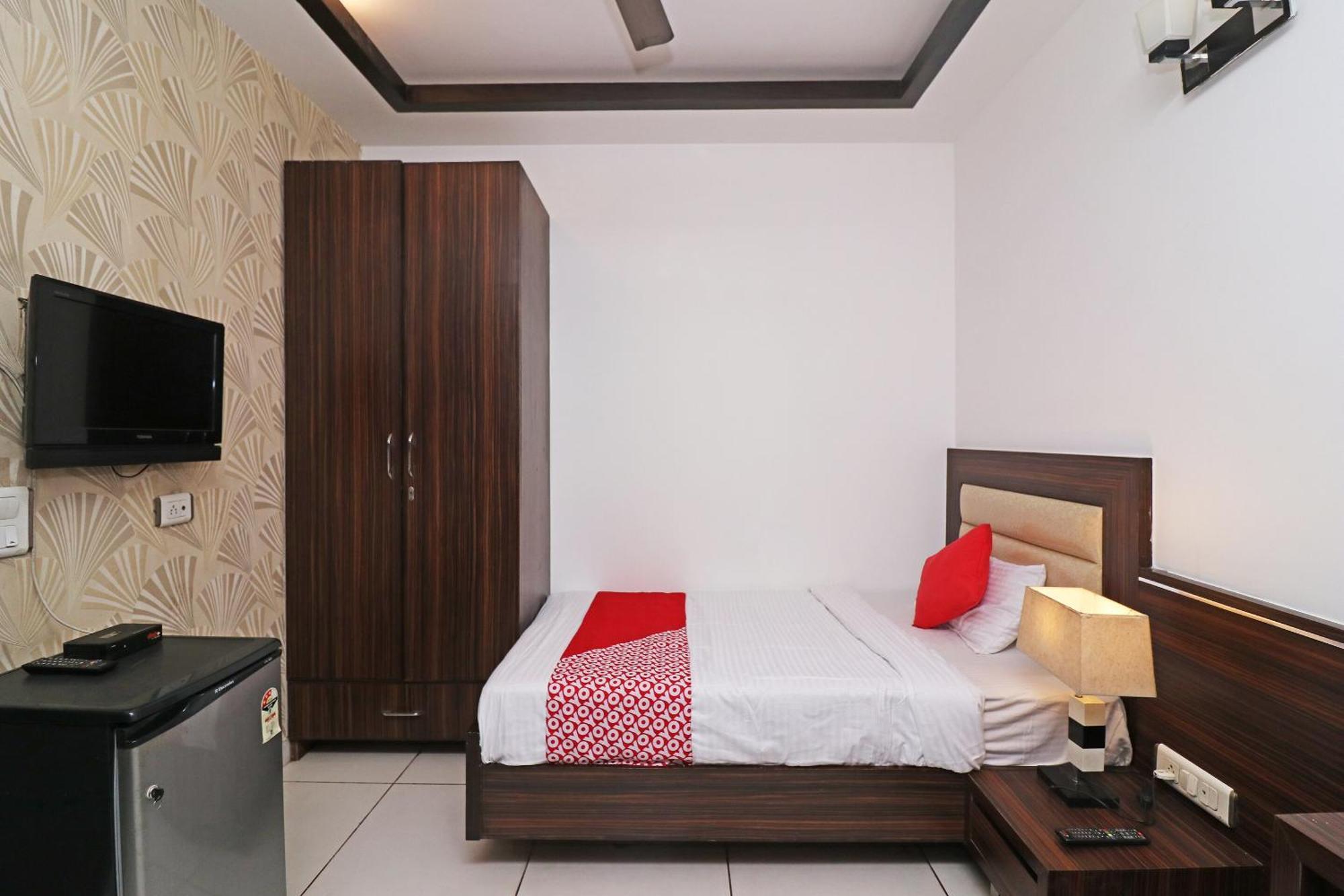 Wonderland Inn Near Aravali Biodiversity Park Gurgáon Kültér fotó
