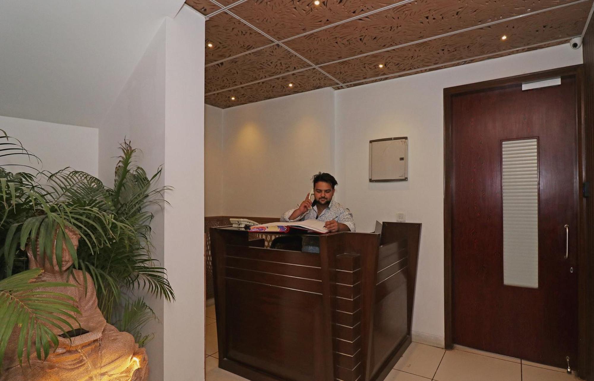 Wonderland Inn Near Aravali Biodiversity Park Gurgáon Kültér fotó