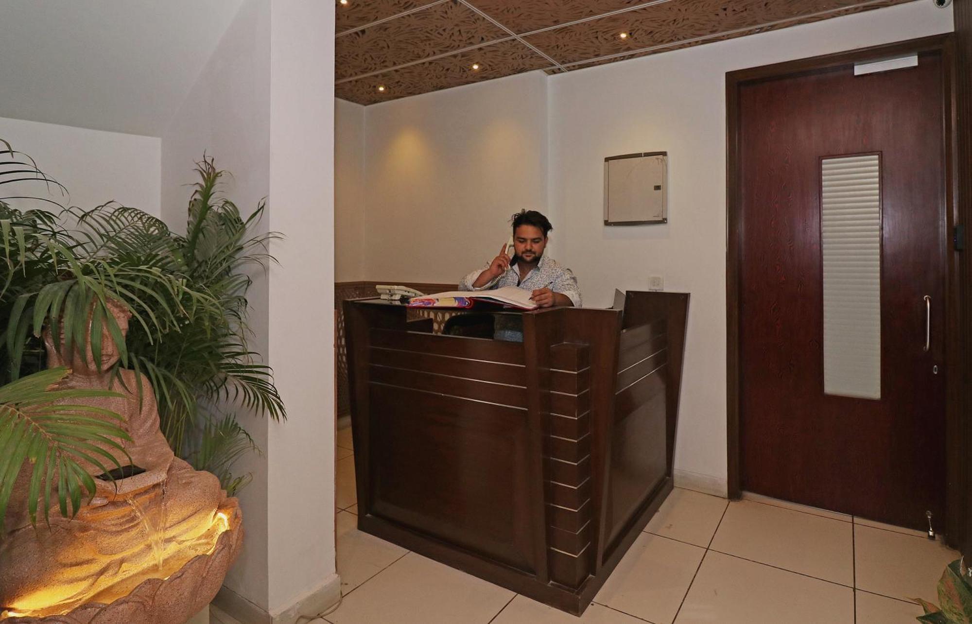 Wonderland Inn Near Aravali Biodiversity Park Gurgáon Kültér fotó