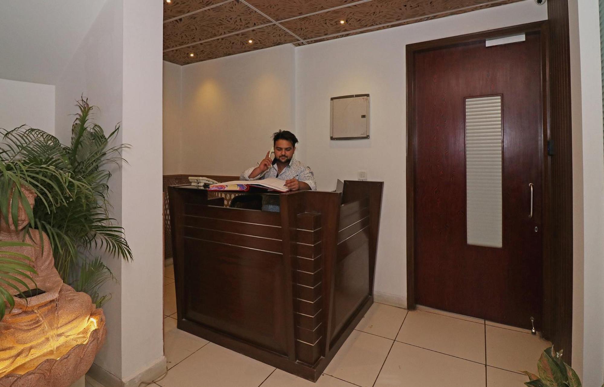 Wonderland Inn Near Aravali Biodiversity Park Gurgáon Kültér fotó