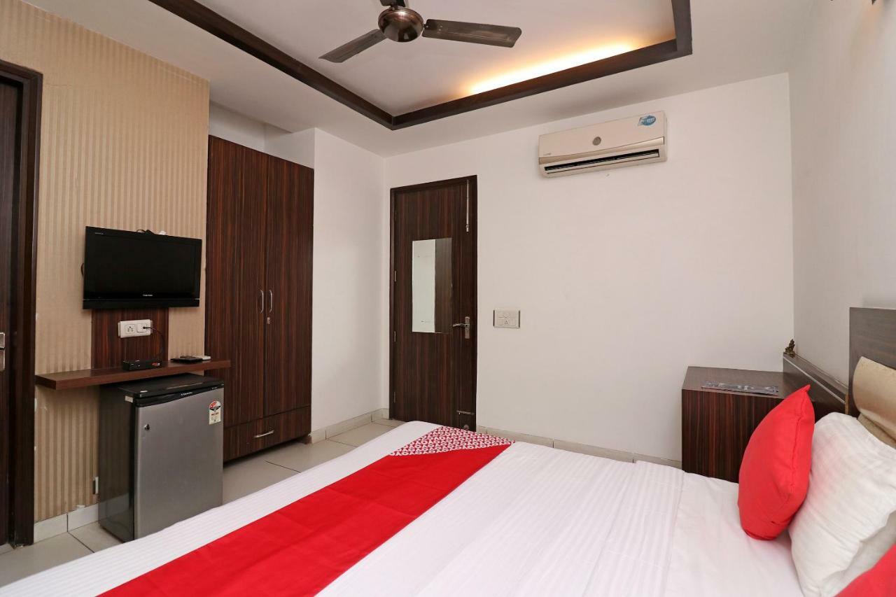 Wonderland Inn Near Aravali Biodiversity Park Gurgáon Kültér fotó